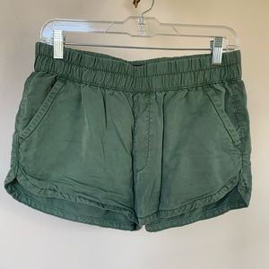 AMERICAN EAGLE ARMY GREEN FLOWY SHORTS IN SIZE SMALL